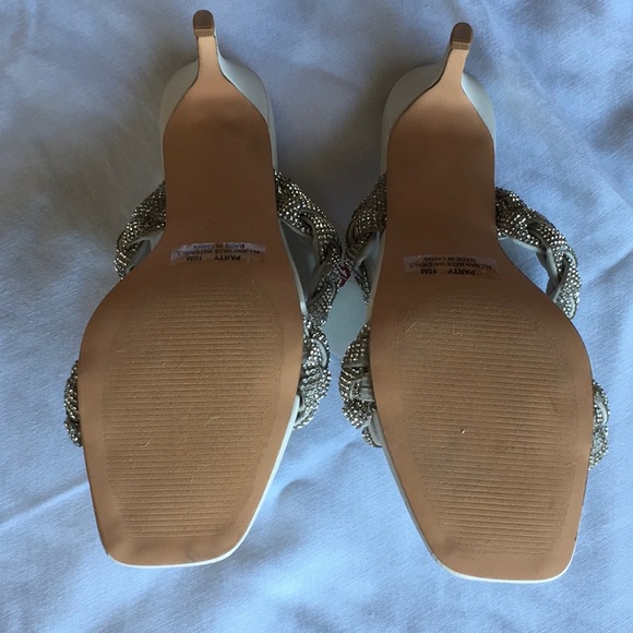 NEW Cushionaire Party Sandals - Picture 6 of 8